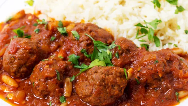  الكفتة الحارة بصوص الطماطم (shutterstock.com)
