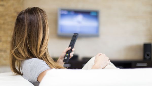ينصح الباحثون بالتحرك أثناء مشاهدة التلفاز (shutterstock.com)