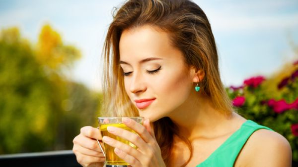 عند شرب الشاي الأخضر ستلاحظ تحسناً في المزاج (shutterstock.com)
