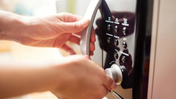 كل نوع من الميكروويف تحتوي على معلومات صحية حول التعامل مع الجهاز على الوجه الأمثل (shutterstock.com)
