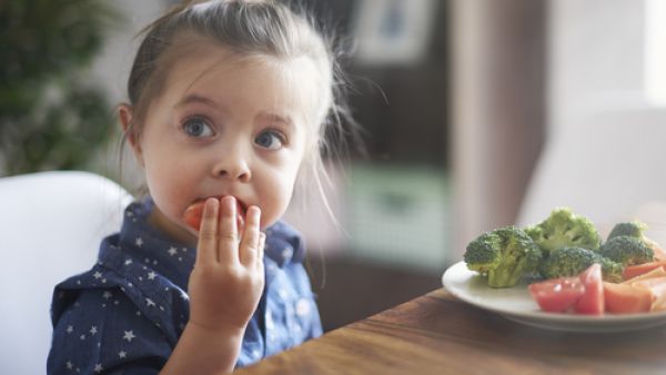 بعض الأطفل لا تفضل تناول الوجبات الصحية ولذلك يجب اختيار الوقت المناسب (shutterstock.com)
