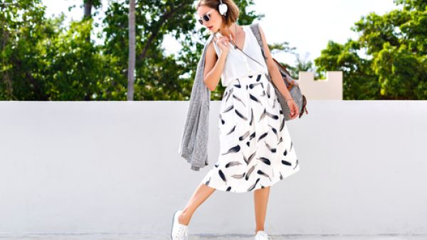 تمثل التنورة متوسطة الطول “ميدي” نجمة الموضة في صيف 2018  (shutterstock.com)
