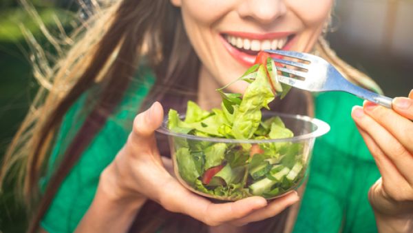 تعتبر الخضر الورقية غنية بالعديد من الفيتامينات والمعادن. وتشمل الشمندر واللفت والخس والسبانخ (shutterstock.com)
