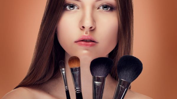 للعيون الكبيرة استخدمي الآيلاينر المضاد للماء أو الآيلاينر الجل 