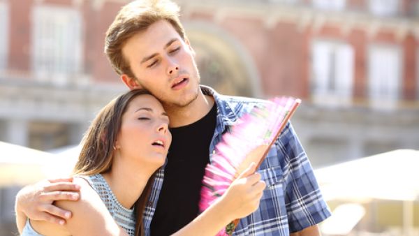 عدم الخروج من المنزل في ساعات الذروة من أشعة الشمس (shutterstock.com)
