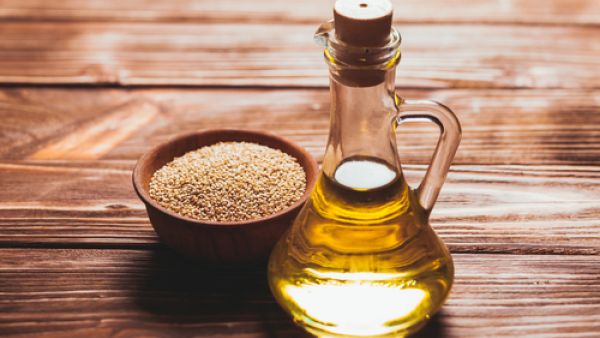 يحتوي زيت السمسم على نسبة مرتفعة من مضادات الأكسدة (shutterstock.com)
