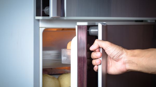 بوصفة بسيطة يمكن تحضيرها بالمنزل من أجل إزالة الرائحة الكريهة من داخل الثلاجة  (shutterstock.com)

