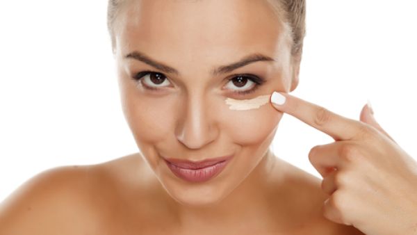 وضع الماكياج بالأصابع يوفر وقتا طويلا كنت تنضيه أمام المرآة