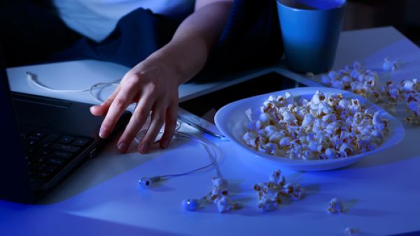 السهر لوقت متأخر يعتبر من أسوأ العادات التي يمارسها الانسان (shutterstock.com)
