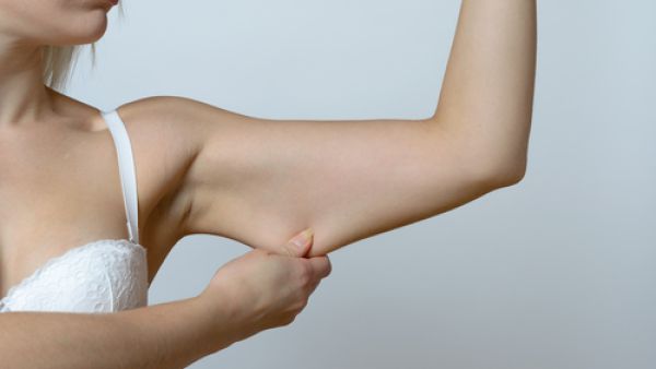 الجلد المترهل يؤدي إلى إفساد مظهر الجسم بالكامل (shutterstock.com)