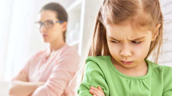 لماذا يفهم الآباء علاقات أطفالهم بشكل خاطىء؟