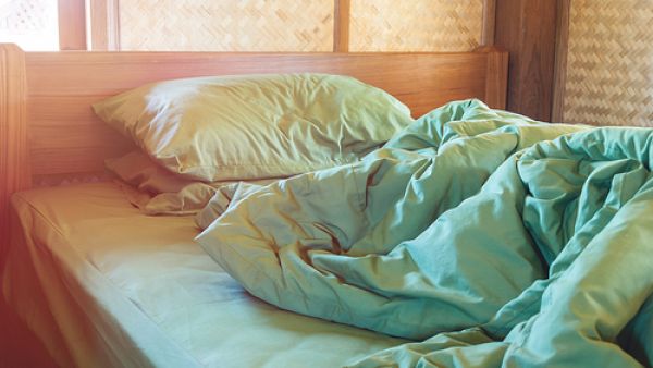 لن يتعرض السرير المرتب للهواء النقي وضوء الشمس (shutterstock.com)
