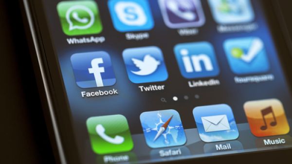 ‫لحماية هاتفك.. احذف هذه التطبيقات!‬‎