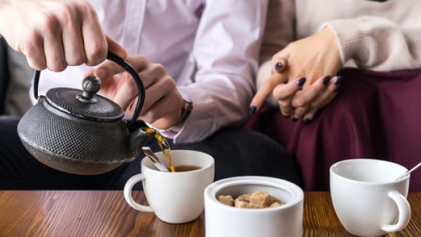 علمياً.. كوب يومي من الشاي يحمي كبار السن من الخرف