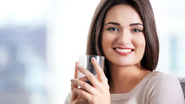 يعمل الماء على تصفية بشرتك ومعالجتها من الهلات السوداء (shutterstock.com)
