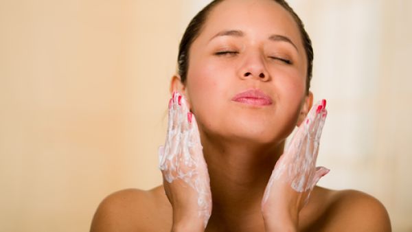 يؤدّي استعمال الصابون العادي إلى تجريد البشرة من الإفرازات الحامية لها (shutterstock.com)
