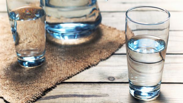 الماء ضروري لكل وظائف الجسم لأنه يسهّل عملية الهضم والامتصاص (shutterstock.com)

