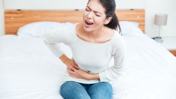 إذا كنت تشعر بالألم في البطن بشكل متكرر عليك مراجعة الطبيب (shutterstock.com)