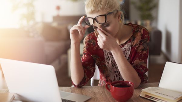 الصداع عنقودي: آلام شديدة ترتكز على العين أو الصدغ (shutterstock.com)
