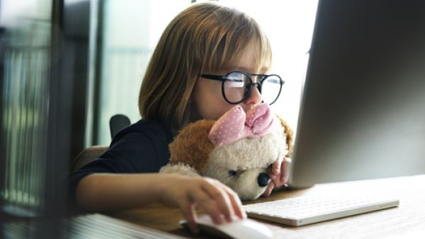 يتأثر الأطفال الذين يستخدمون المواقع الإلكترونية من الناحية الصحية سلباً  (shutterstock.com)
