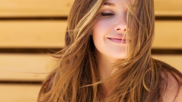 الحرص على تهوية الشعر جيدا أثناء الجلوس فى المنزل (shutterstock.com)
