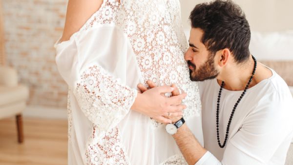تقول الخرافة الشعبية إن نظر المرأة الحامل لكل ما هو جميل يجعلها تلد طفلاً جميلاً (shutterstock.com)
