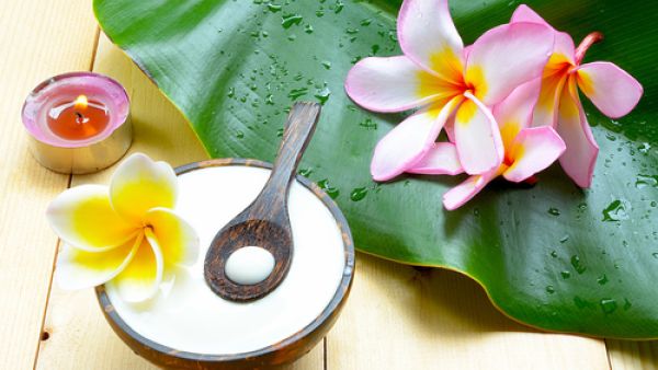 يعتبر الحليب مكون طبيعي اخر للحصول علي بشرة لامعة 

