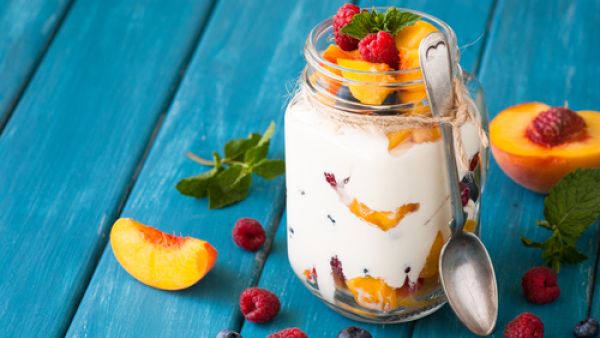 الزبادي جزء أساسي في وجبة الصحور في رمضان (shutterstock.com)
