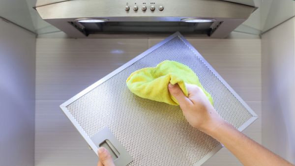 بعد اتمام غسل الشفاط والتأكد من تخلصه تماما من الدهون قومي بتجفيفه (shutterstock.com)
