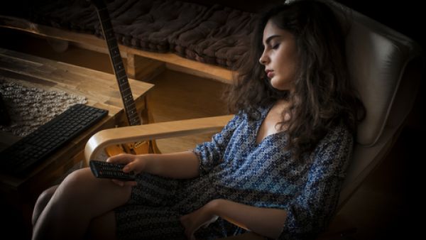 لتفادي الشعور المتكرّر بالنعاس، يجب التركيز على الأطعمة الغنية بعنصر الحديد (shutterstock.com)
