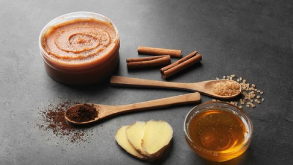 بإمكانك التخلّص من آثار الحبوب من خلال ماسك الزنجبيل على بشرتك (shutterstock.com)
