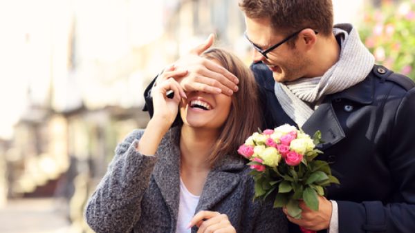 الحمل يهوى الحب وتظهر عليه العاطفة لجميع من حوله (shutterstock.com) 
