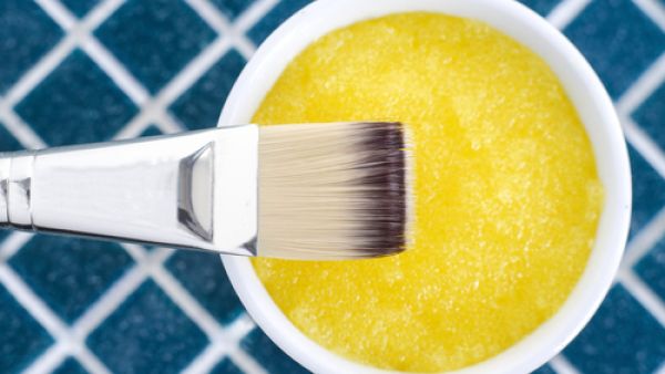 قناع الليمون مع السكر والماء (shutterstock.com)
