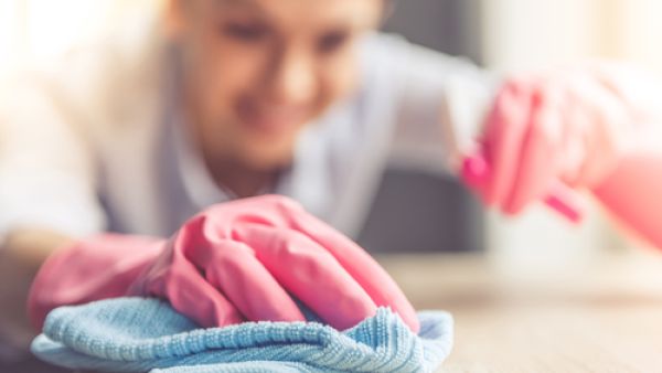استخدمي التنظيف بالفوطة المبللة مرة كل يومين لتجنب تراكم الأتربة