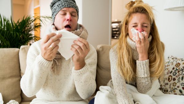 يمكن مواجهة الحمى بواسطة الأدوية المحتوية على الباراسيتامول (shutterstock.com)