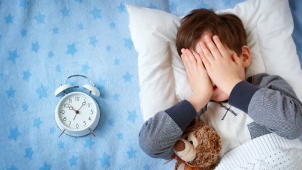 تكون عيون الأطفال أكثر حساسية للضوء من البالغين (shutterstock.com)