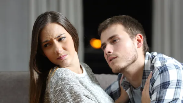 أحيانا يتصرف الشخص الذي تعرفت عليه حديثا، بشكل جريء، لذلك من الممكن أن تغيري الموضوع (shutterstock.com)
