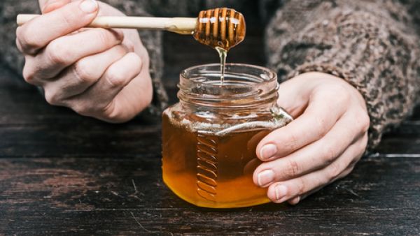 العسل غني جداً بالسكريات، لذلك فإنه يؤدي إلى تسوس الأسنان