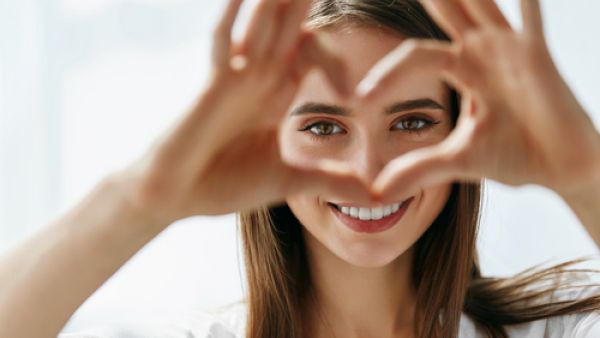 يعتبر الحفاظ علي سلامة العين سبب آخر ومحفز لاتباع نظام صحي جيد مناسب لجسمك (shutterstock.com)
