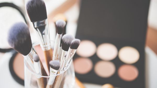 القيام بغسل فرشاية المكياج وتجفيفها بشكل عمودي من وقت لأخر