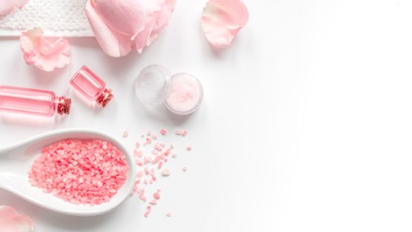 تشعر بعض الفتيات بفقدان برونق أظافرها  (shutterstock.com)