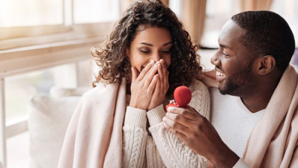 عليك أن تكون كريمًا ولكن بتعقل مع خطيبتك