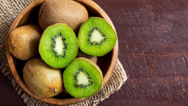 تحتوي الكيوي على 57 سعرة حرارية لكل 100 غرام (shutterstock.com)
