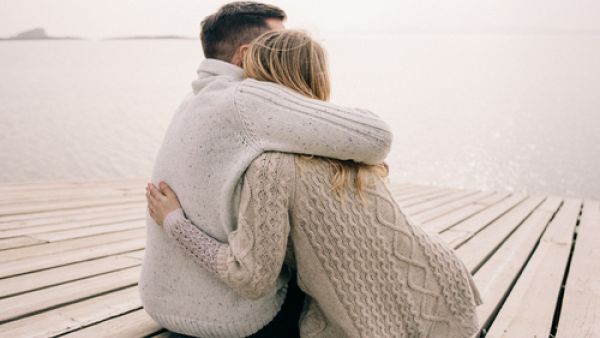سلوكيات اللمس كالمعانقة وعقد الأيدي تشير إلى المودة. (shutterstock.com)
