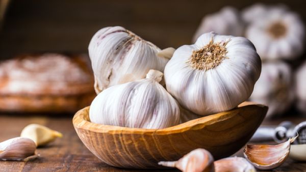 استعمالات للثوم هو إضافته للأطعمة المختلفة لإكسابها نكهة حريفة 