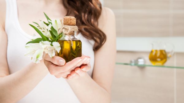 يحتوي زيت الزيتون على العديد من الفوائد الصحية والعلاجية والتجميلية