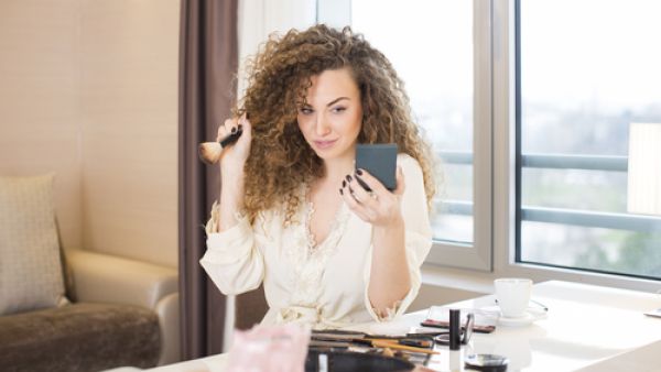 للحصول على حاجبين متناسقين قومي بملء الفراغات (.shutterstock.com)