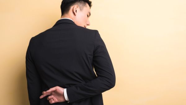 الرجال أنواع كثيرة، فهناك المخلص، وهناك الخائن (shutterstock.com)
