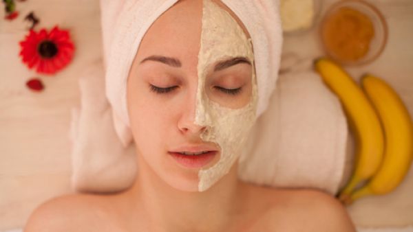 إذا كان لديك بشرة حساسة، يمكنك أن تهرسي القليل من الموز (shutterstock.com)
