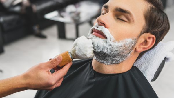 الوقت الصحيح لحلاقة الذقن، في النهار قبل الفطار